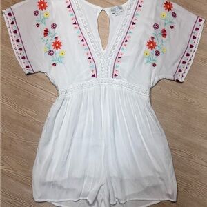 Jun & Ivy White Boho Floral Embroidered Romper Size M